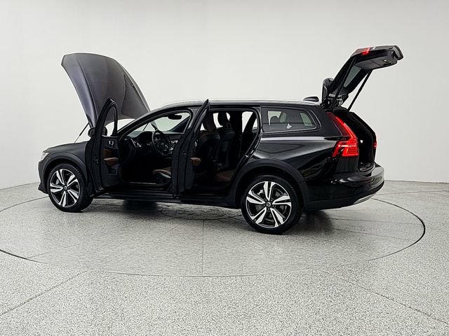 Used 2025 Volvo V60 B5 Cross Country Plus AWD/4WD image 12
