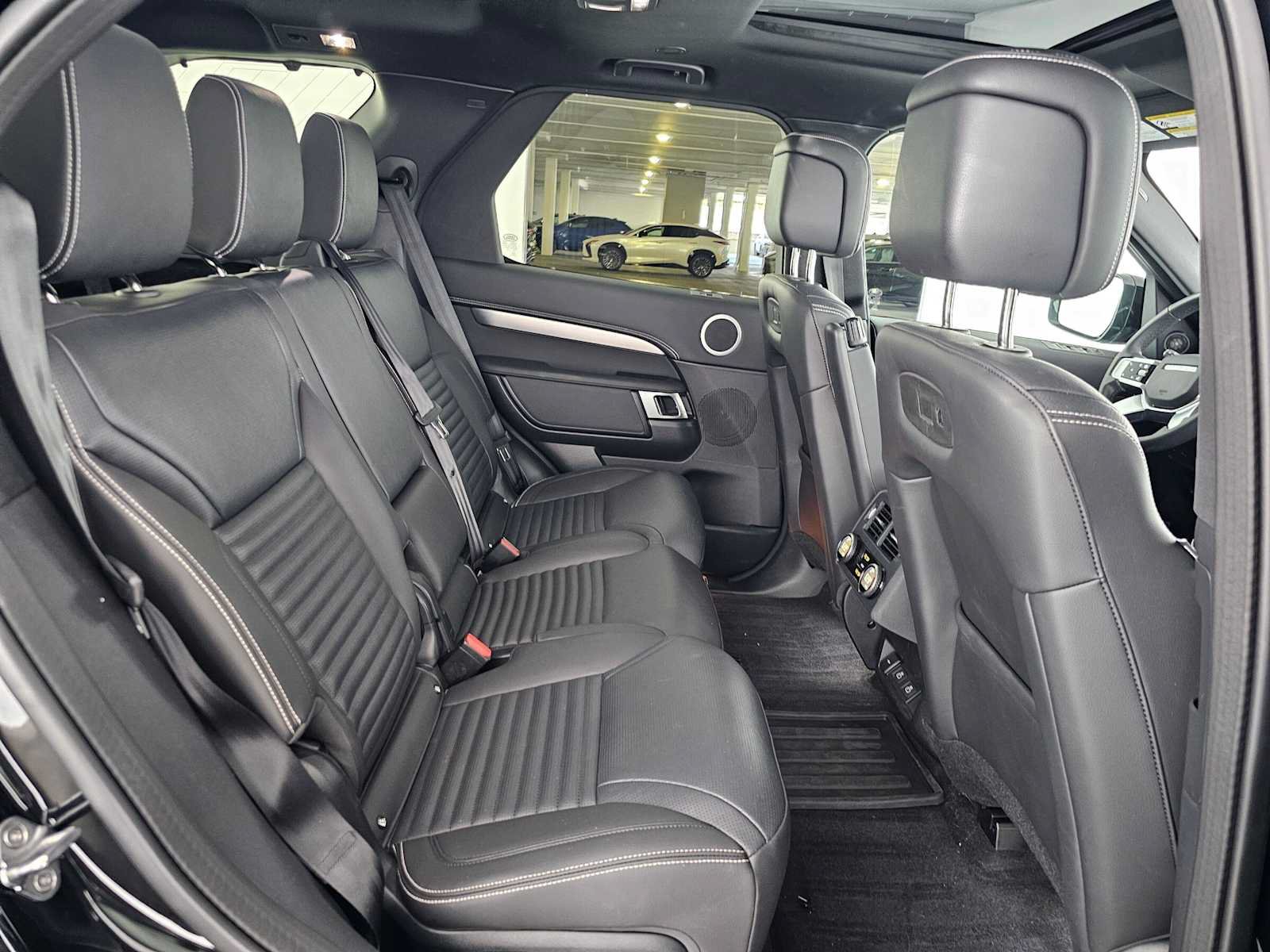 Used 2025 Land Rover Discovery Dynamic SE AWD/4WD image 12