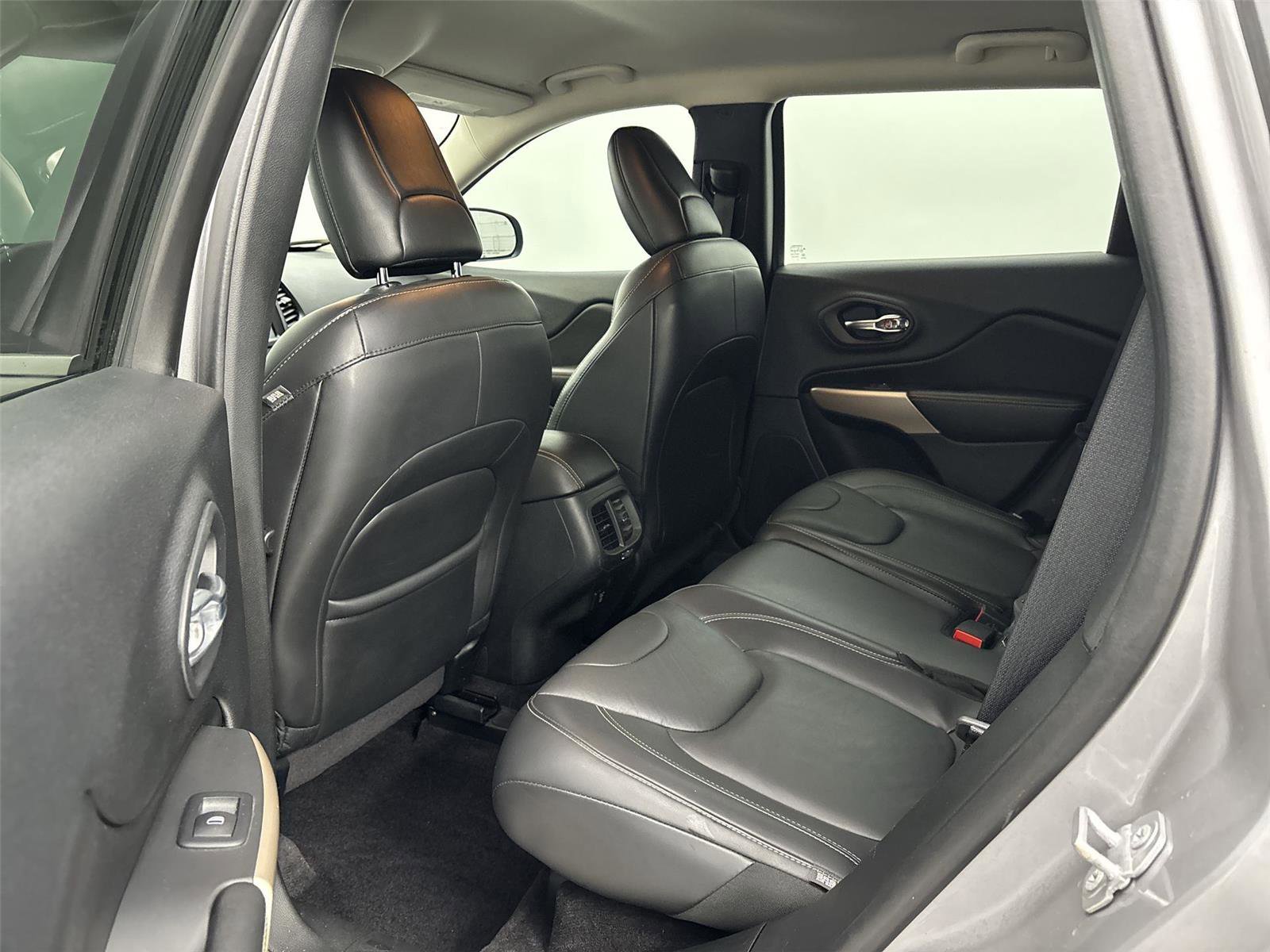 Used 2018 Jeep Cherokee Limited image 29