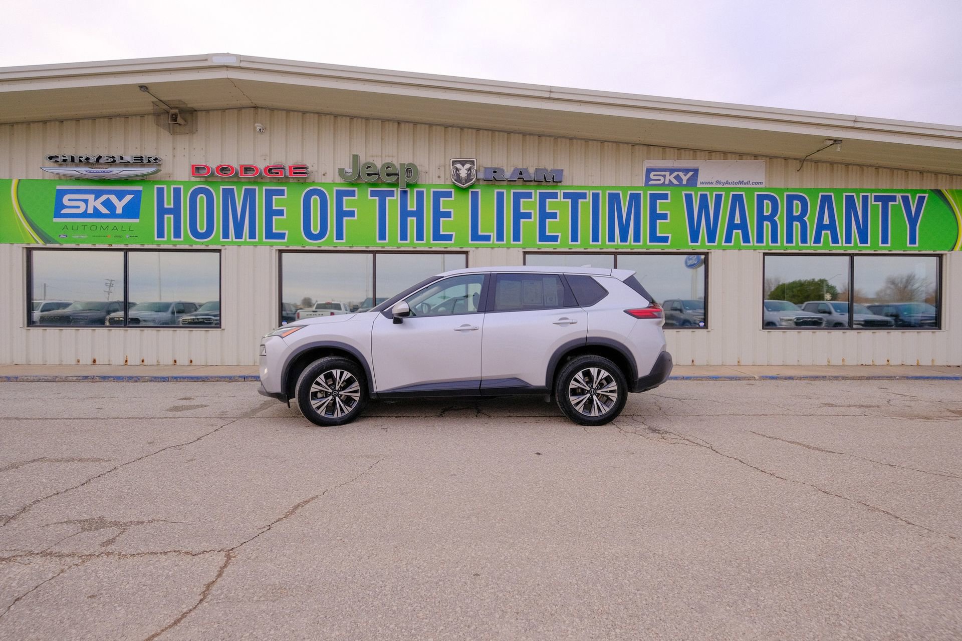 Used 2023 Nissan Rogue SV image 3