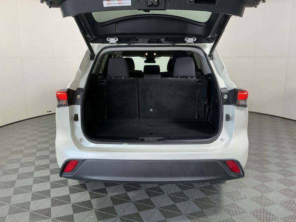 Used 2021 Toyota Highlander LE FWD image 28