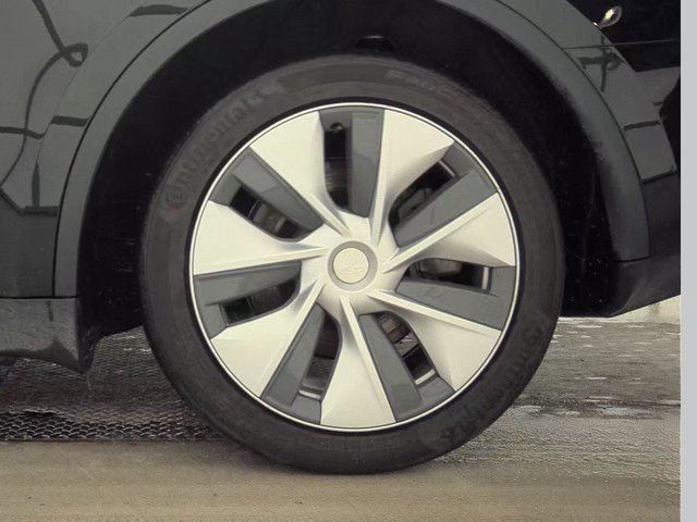 Used 2023 Tesla Model Y Long Range image 19