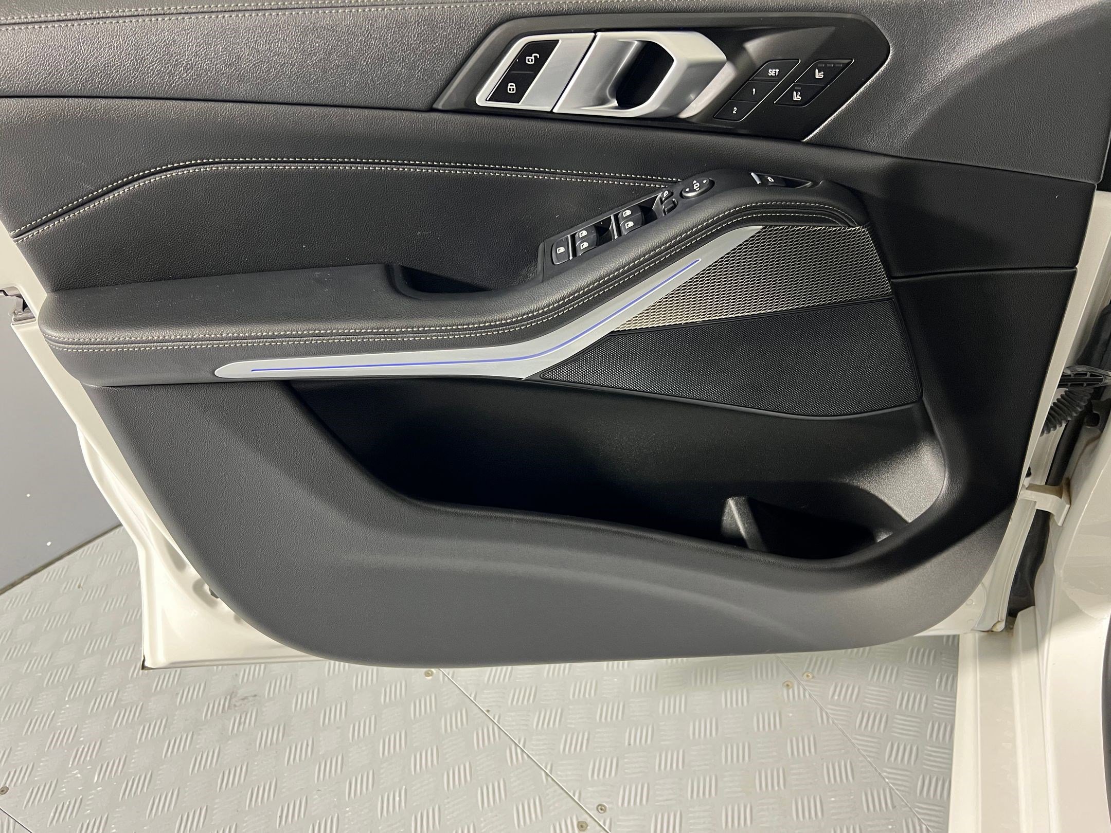 Used 2022 BMW X5 xDrive40i w/ M Sport Package image 11