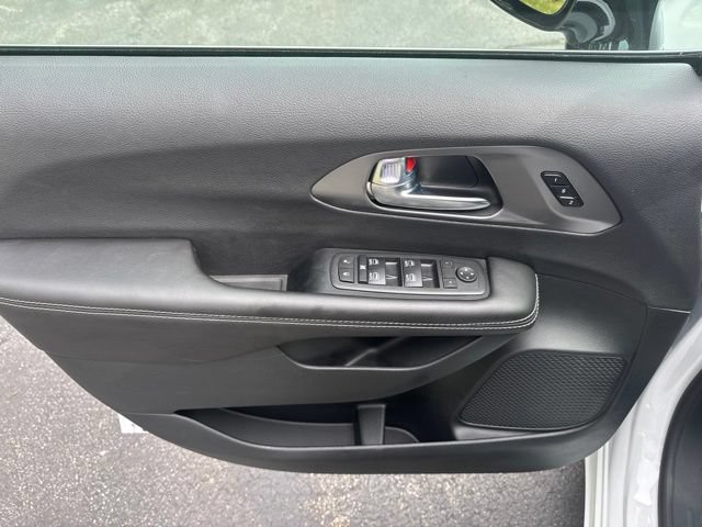Used 2026 Chrysler Pacifica Select FWD image 9