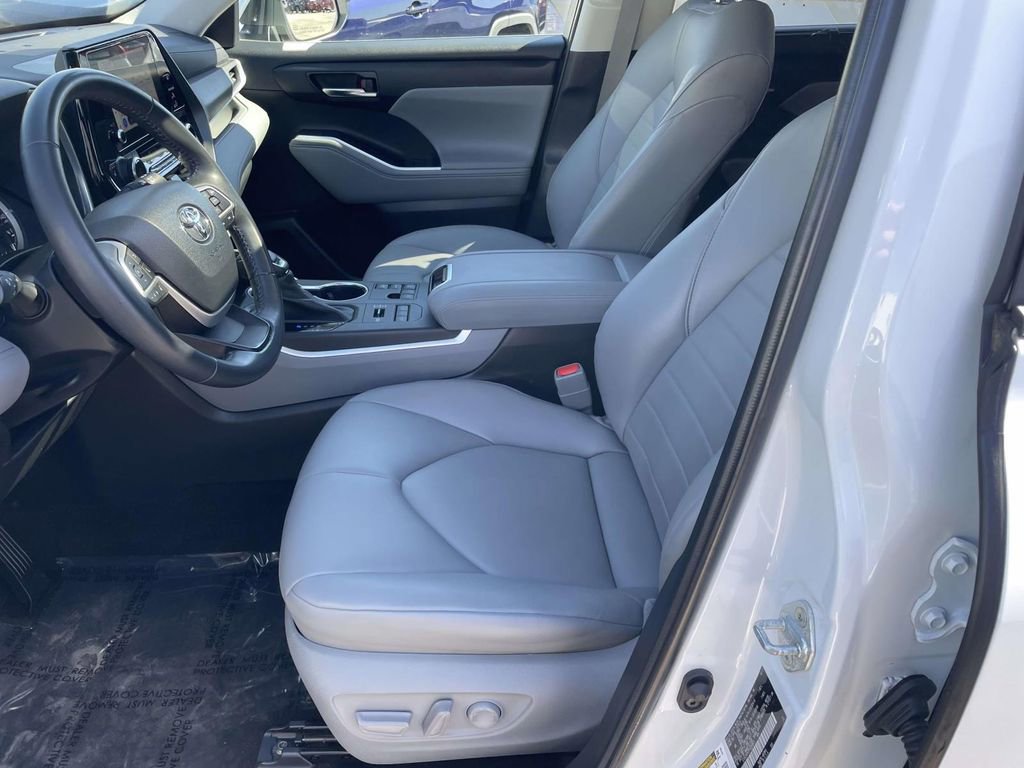 Used 2023 Toyota Highlander XLE AWD/4WD image 28