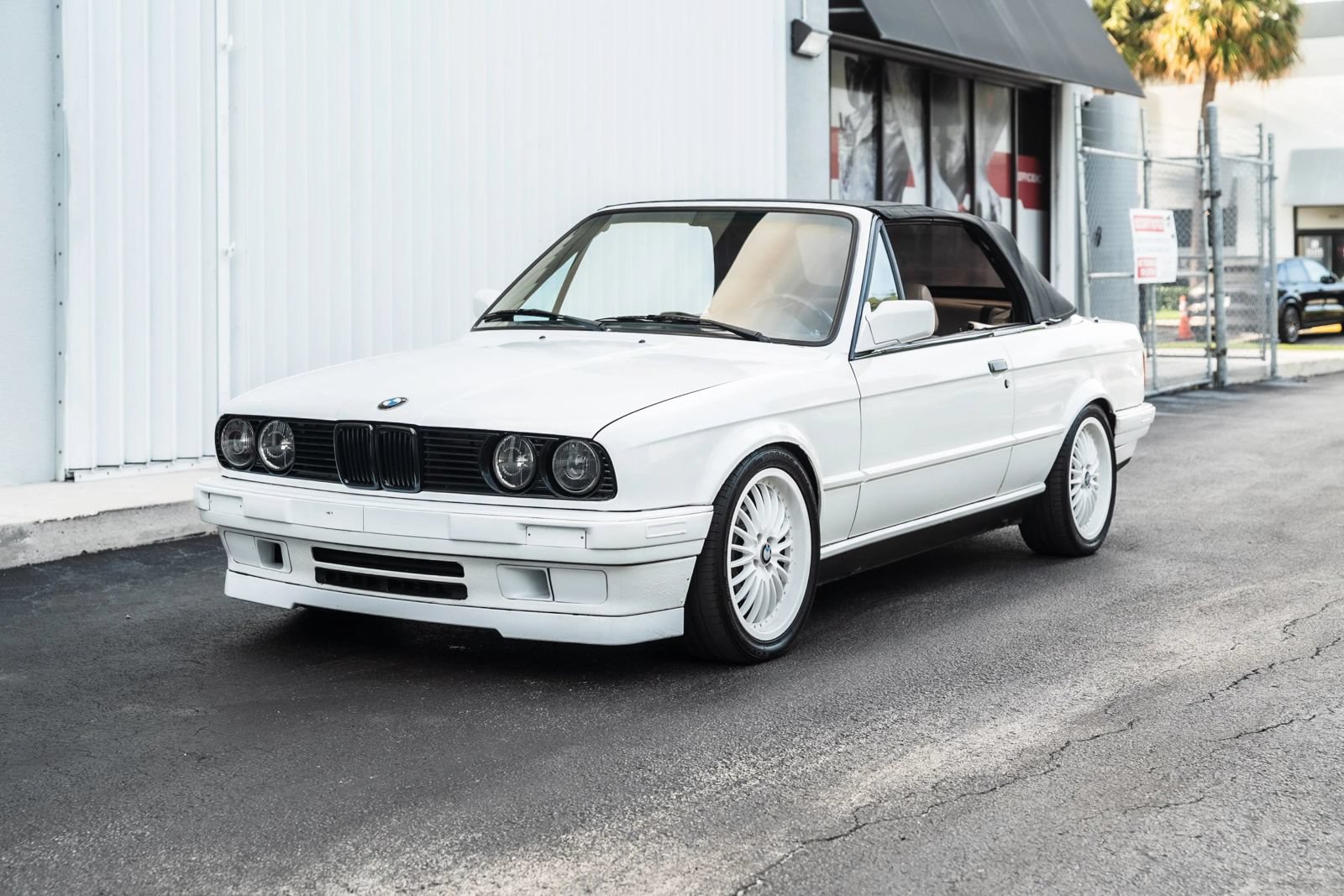 Used 1991 BMW 325i Convertible RWD image 4