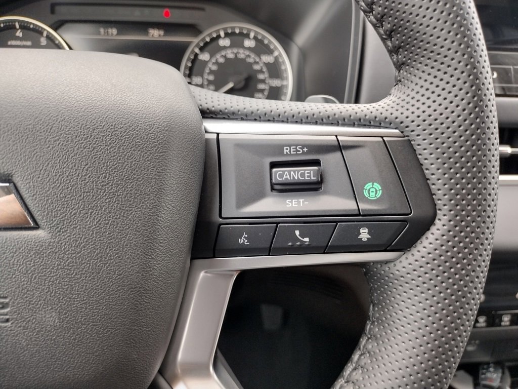 New 2025 Mitsubishi Outlander SE image 28