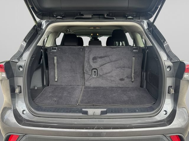 Used 2022 Toyota Highlander L FWD image 19