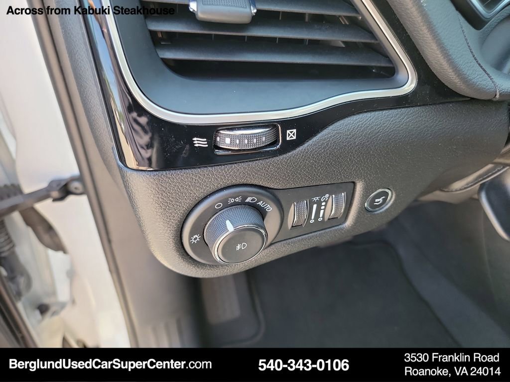 Used 2023 Jeep Cherokee Altitude Lux image 27