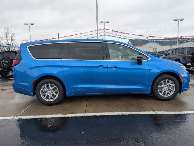 New 2026 Chrysler Pacifica Select FWD image 2