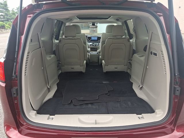 Used 2017 Chrysler Pacifica Limited image 30