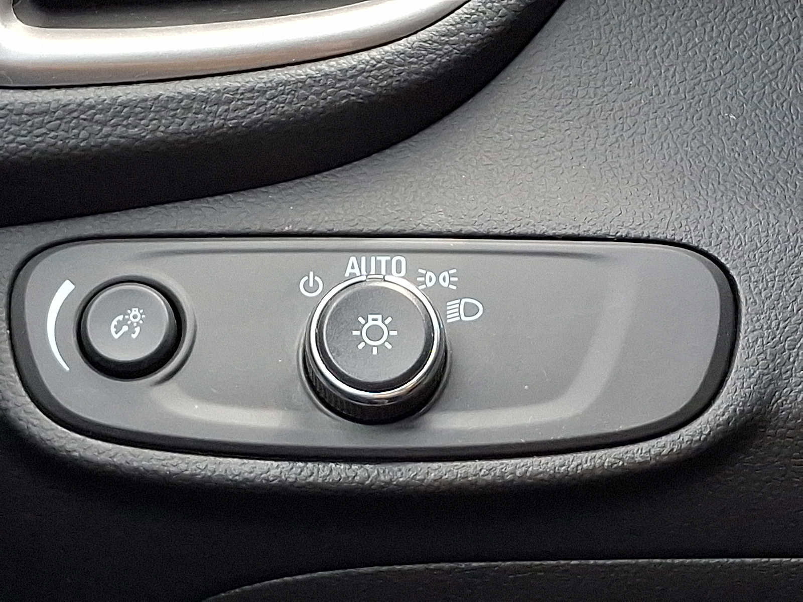 Used 2022 Chevrolet Trax LT w/ LT Convenience Package AWD/4WD image 25