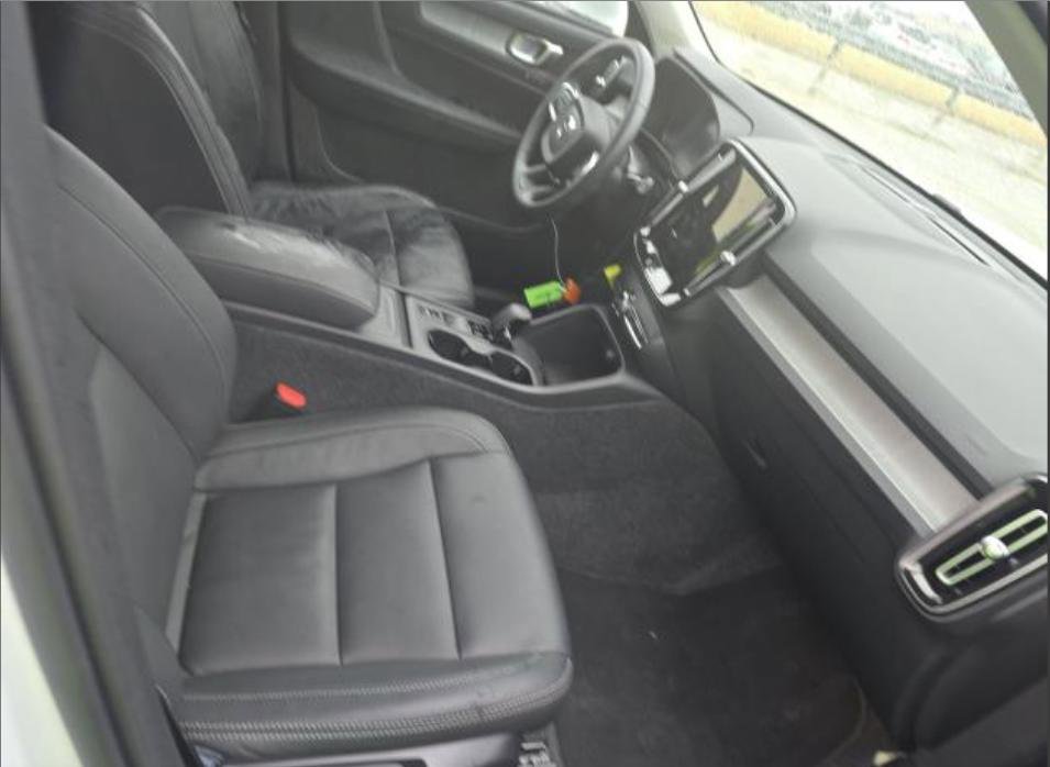 Used 2025 Volvo XC40 B5 Core image 12
