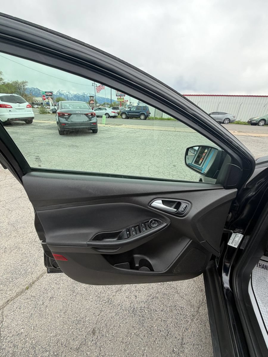 Used 2016 Ford Focus SE w/ SE Cold Weather Package FWD image 21