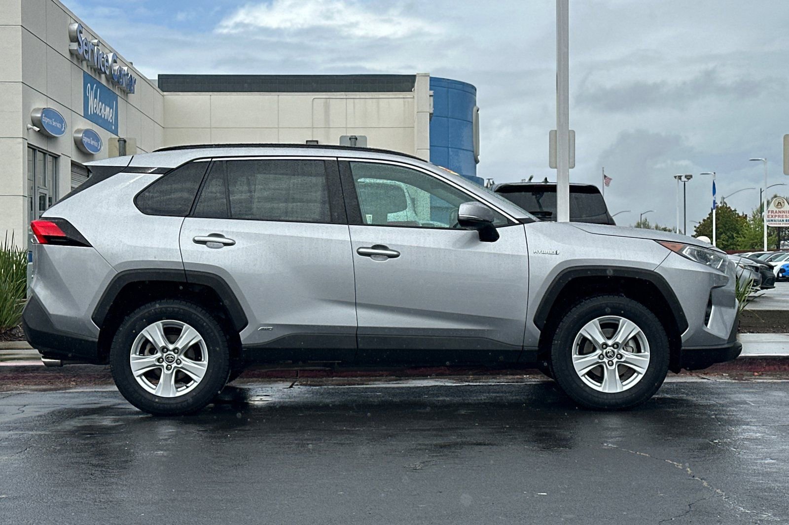 Used 2021 Toyota RAV4 XLE w/ Convenience Package image 2