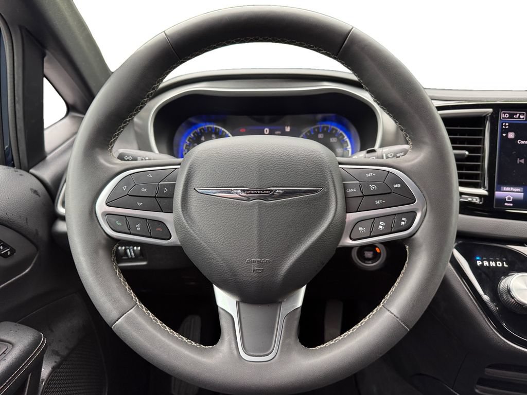 Used 2025 Chrysler Pacifica Select FWD image 12
