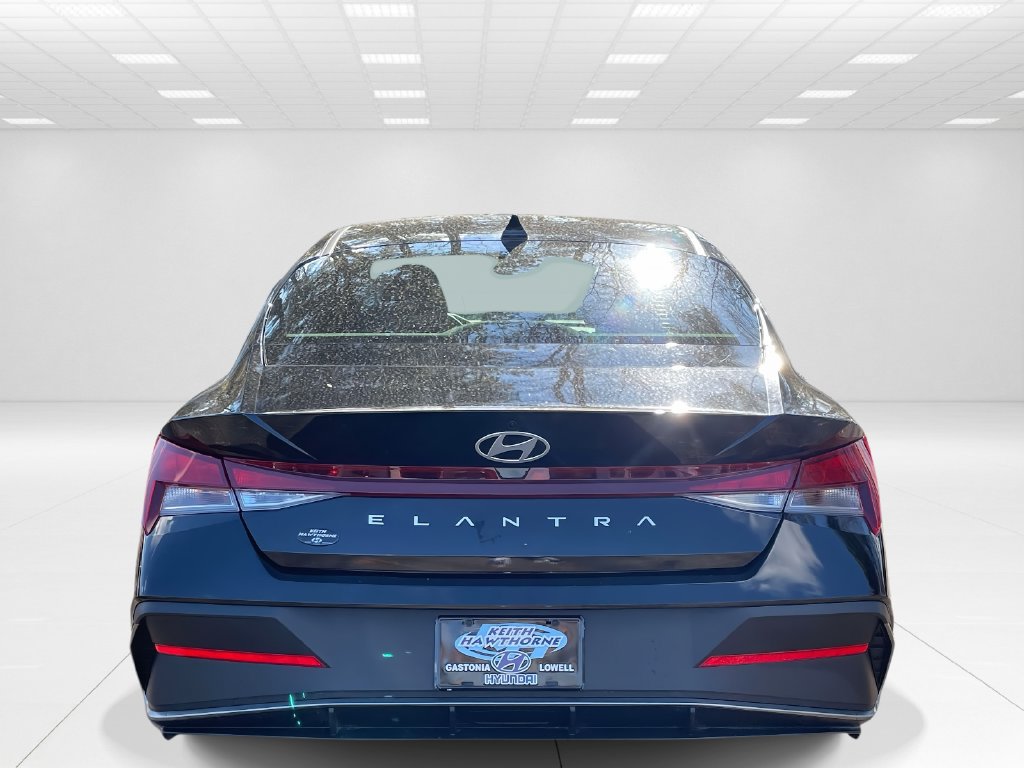 New 2025 Hyundai Elantra SE FWD image 5