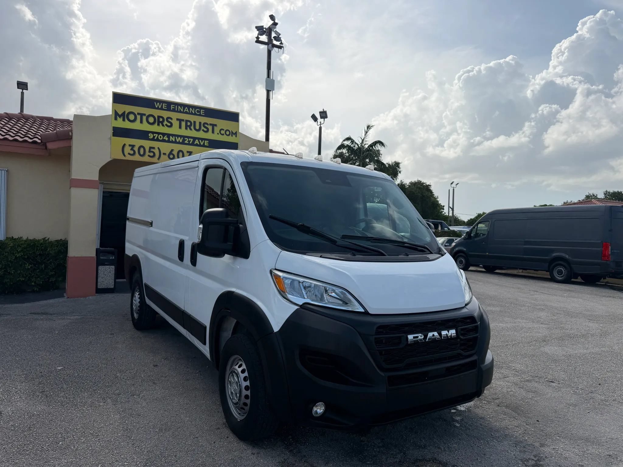 Used 2025 RAM ProMaster 2500 w/ Convenience Group FWD image 9