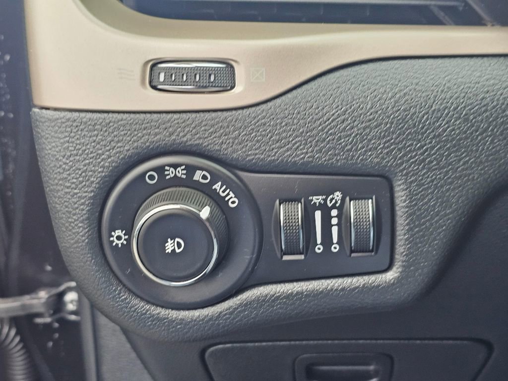 Used 2015 Jeep Cherokee Latitude w/ Cold Weather Group image 23