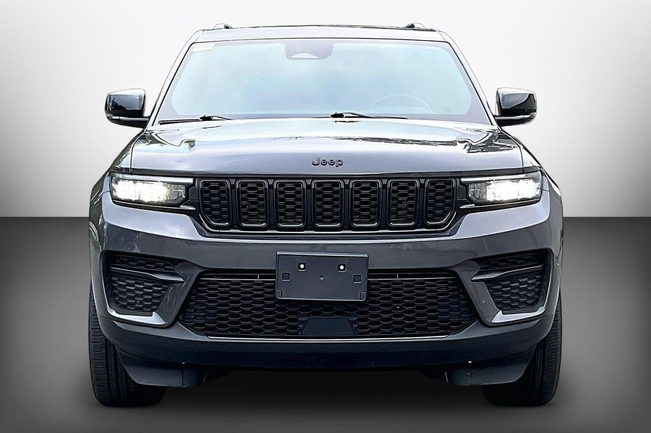 Used 2023 Jeep Grand Cherokee Altitude AWD/4WD image 3