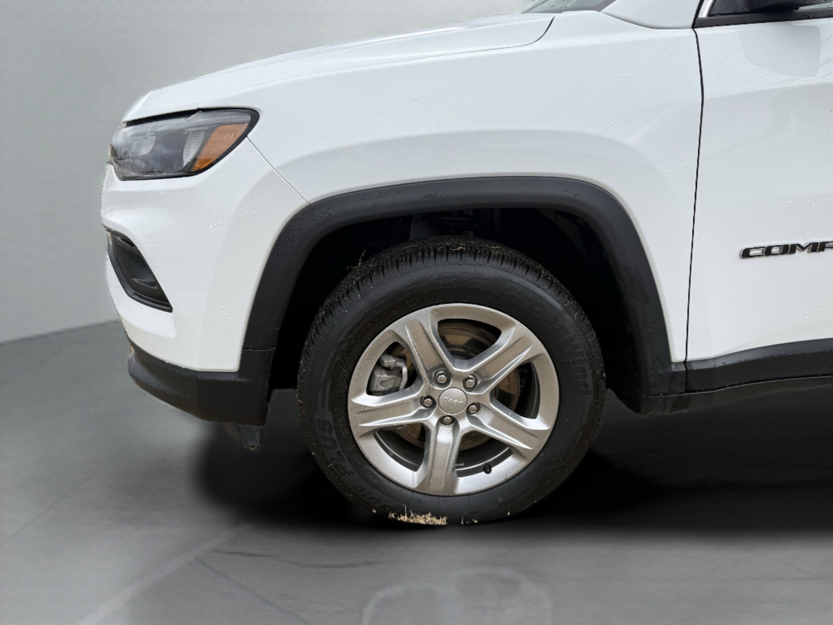 Used 2024 Jeep Compass Latitude image 9