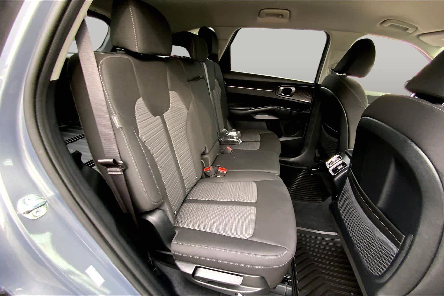 Used 2025 Kia Sorento LX FWD image 18