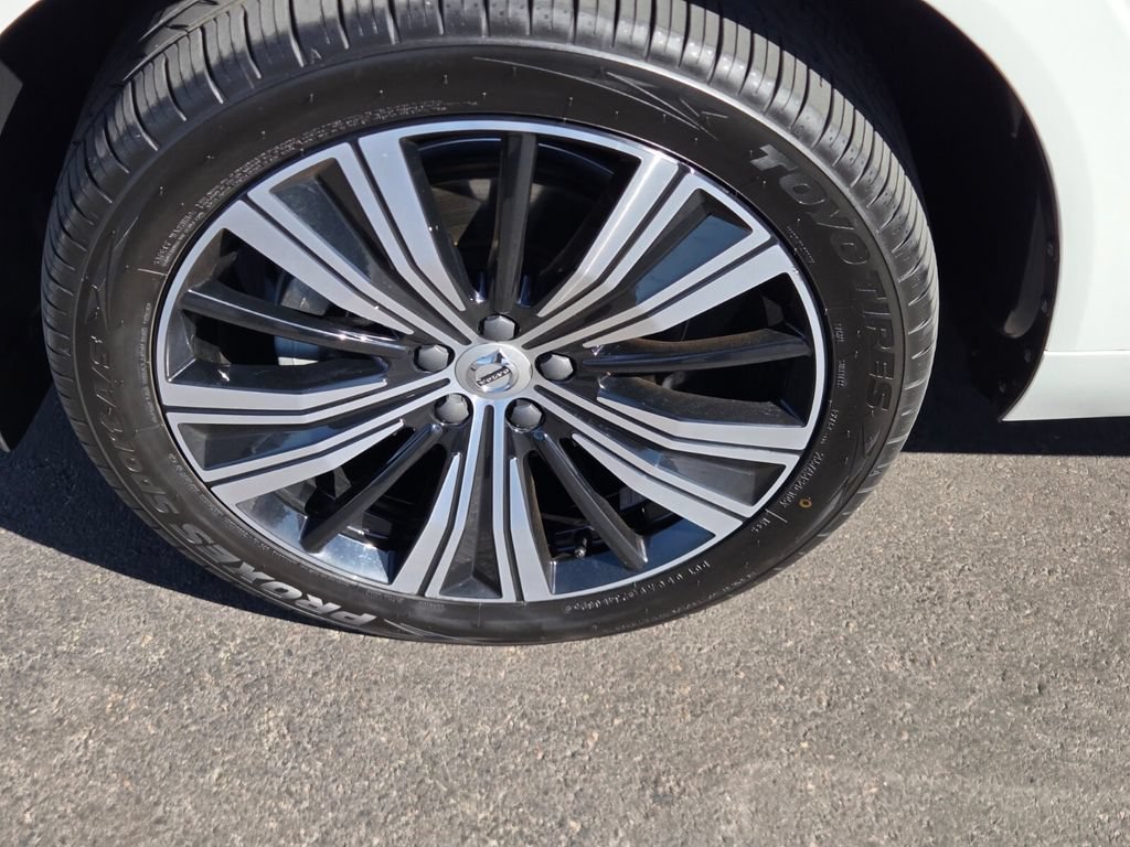 Used 2022 Volvo XC60 B5 Inscription w/ Climate Package FWD image 4