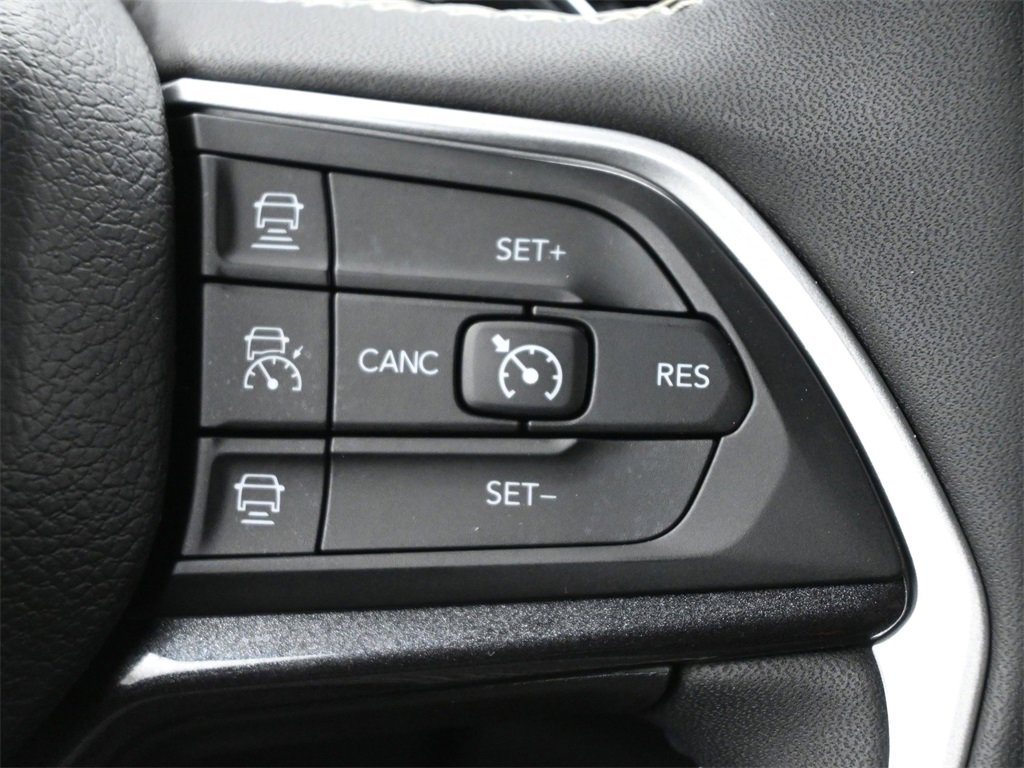 Used 2023 Jeep Grand Cherokee Altitude image 7