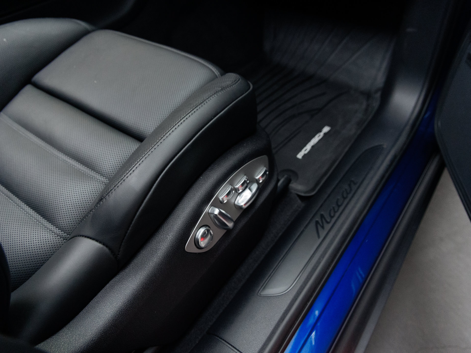 Certified 2026 Porsche Macan AWD/4WD image 37