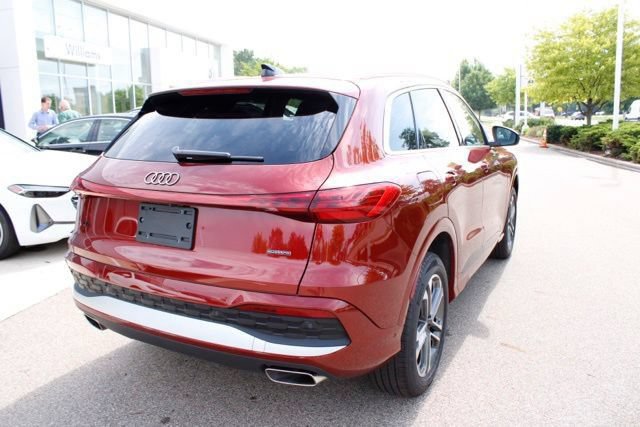 Used 2025 Audi Q5 Premium Plus w/ Premium Plus AWD/4WD image 3