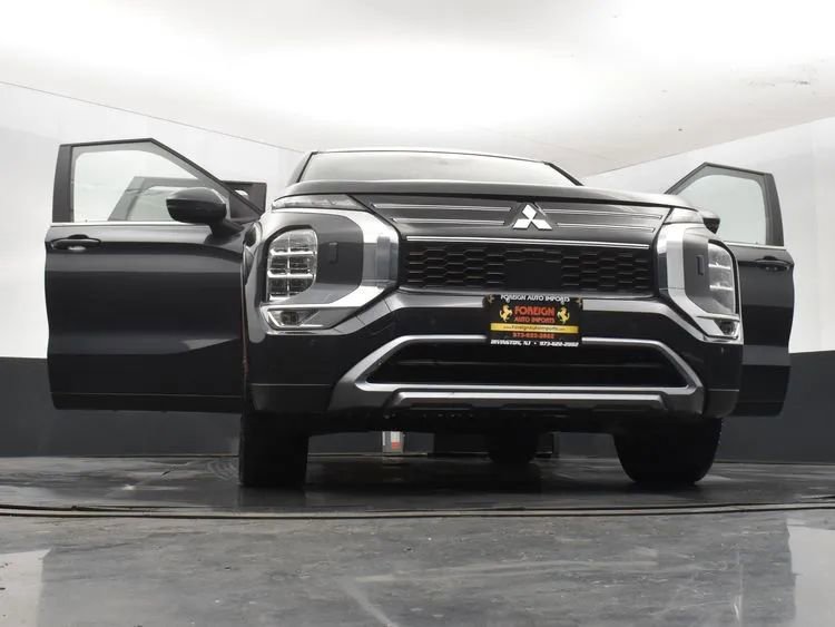 Used 2025 Mitsubishi Outlander SE image 11