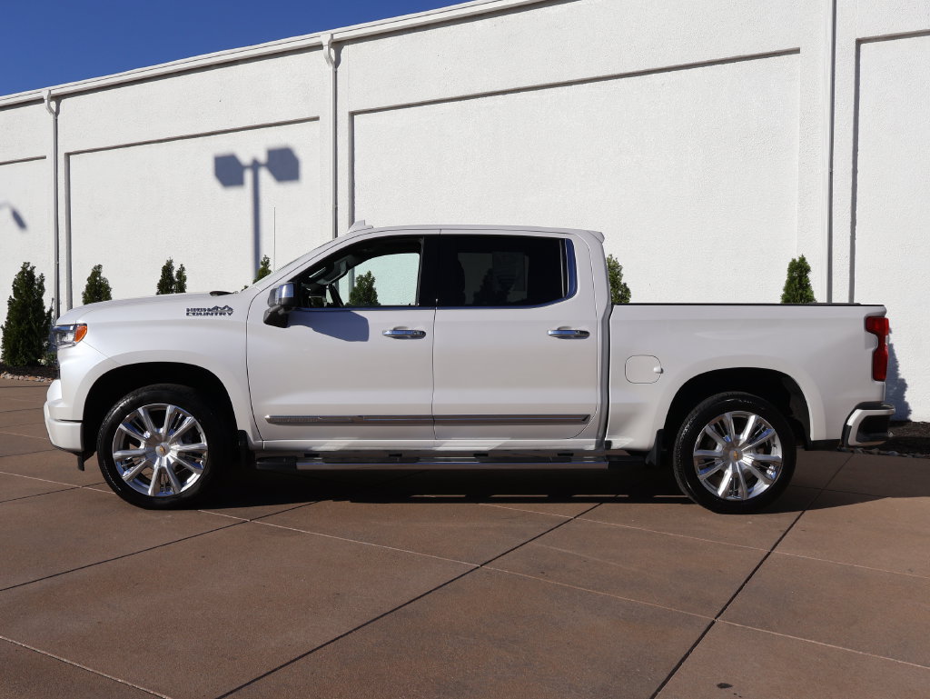 Used 2024 Chevrolet Silverado 1500 High Country w/ High Country Premium Package AWD/4WD image 3