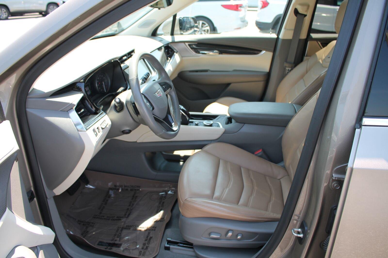 Used 2022 Cadillac XT6 Premium Luxury w/ Technology Package FWD image 12