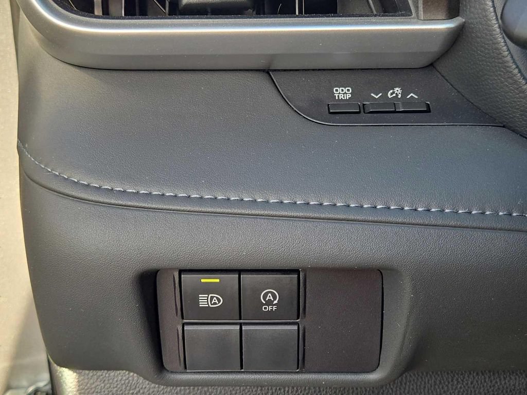 Used 2023 Toyota Highlander L FWD image 22