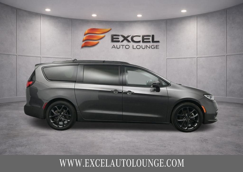 Used 2022 Chrysler Pacifica Touring-L w/ Uconnect Theater Family Group image 10