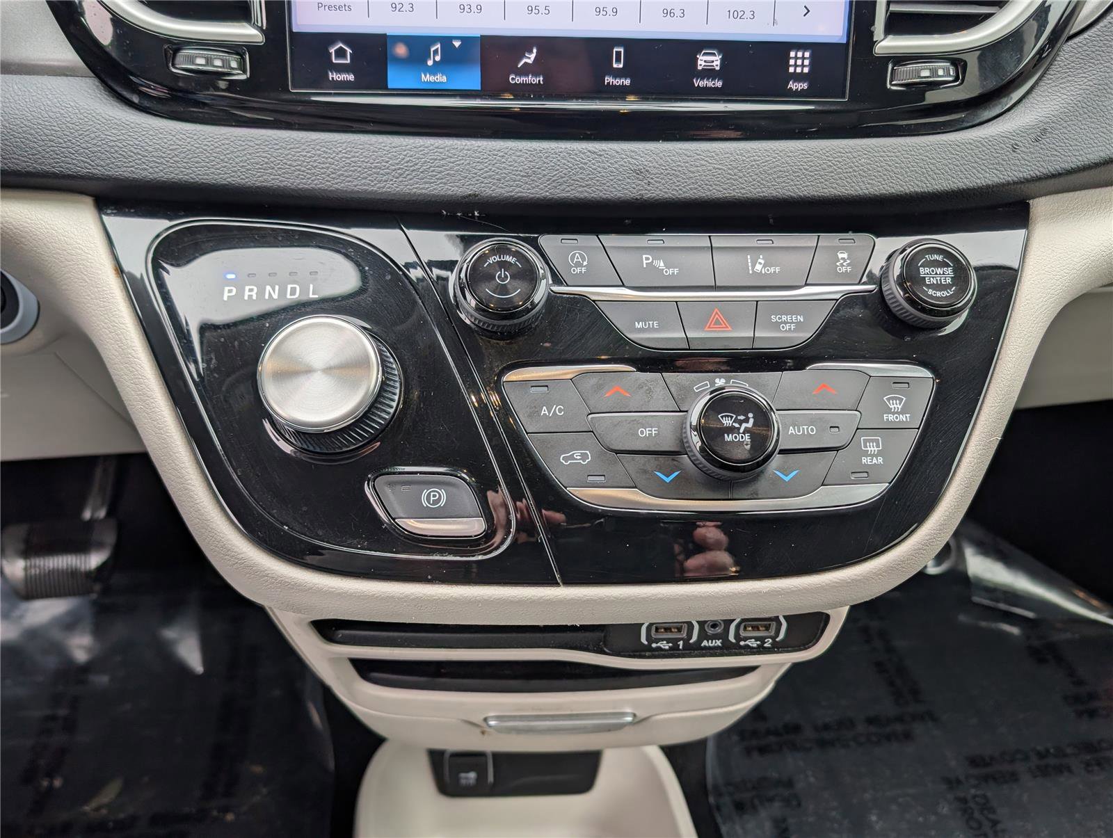 Used 2023 Chrysler Pacifica Touring-L image 25