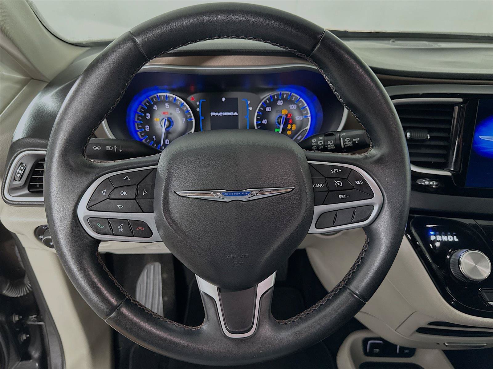 Used 2017 Chrysler Pacifica Touring-L FWD image 18