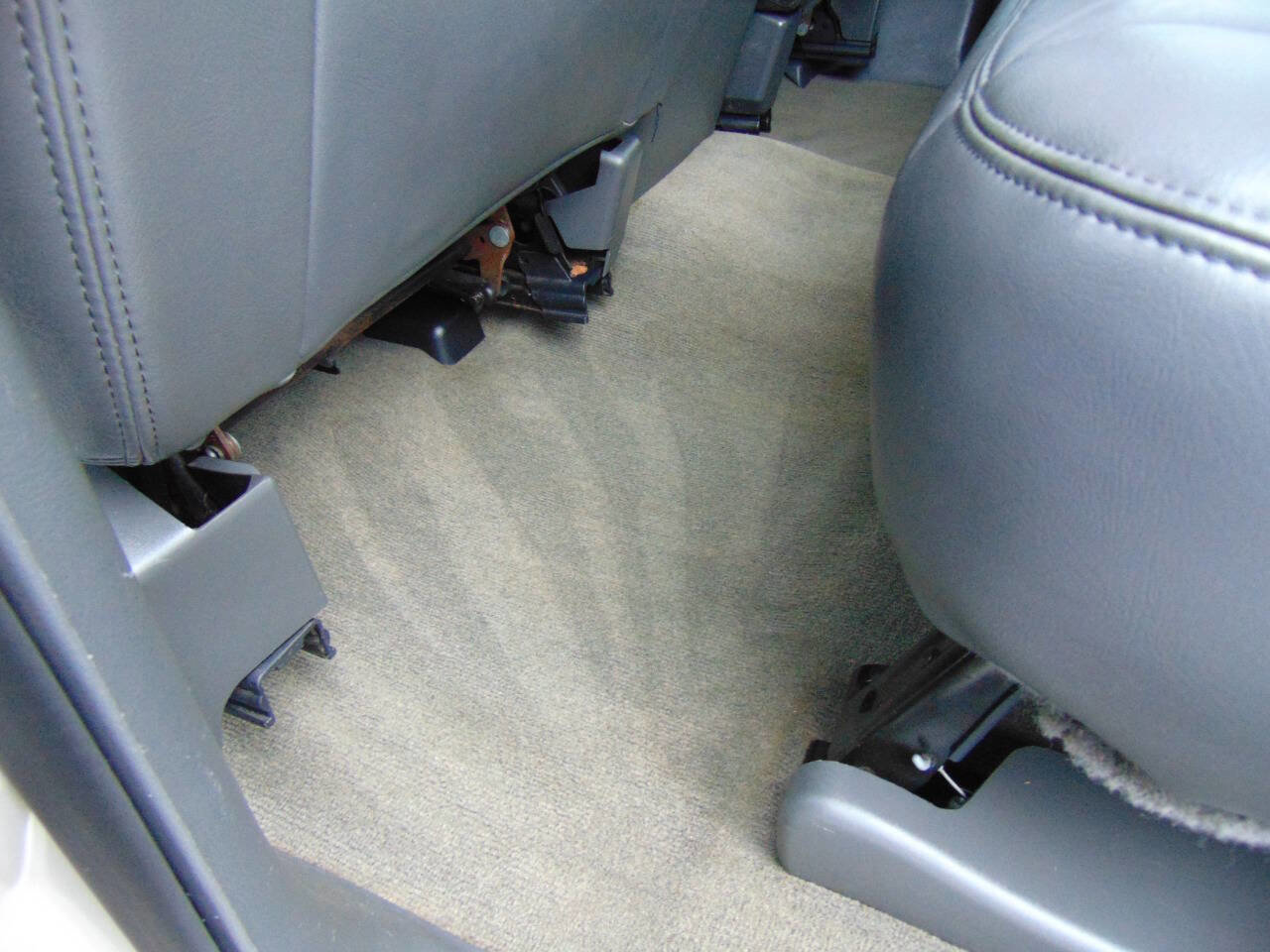 Used 2004 Chevrolet Silverado 2500 LT w/ Heavy-Duty Power Package image 10