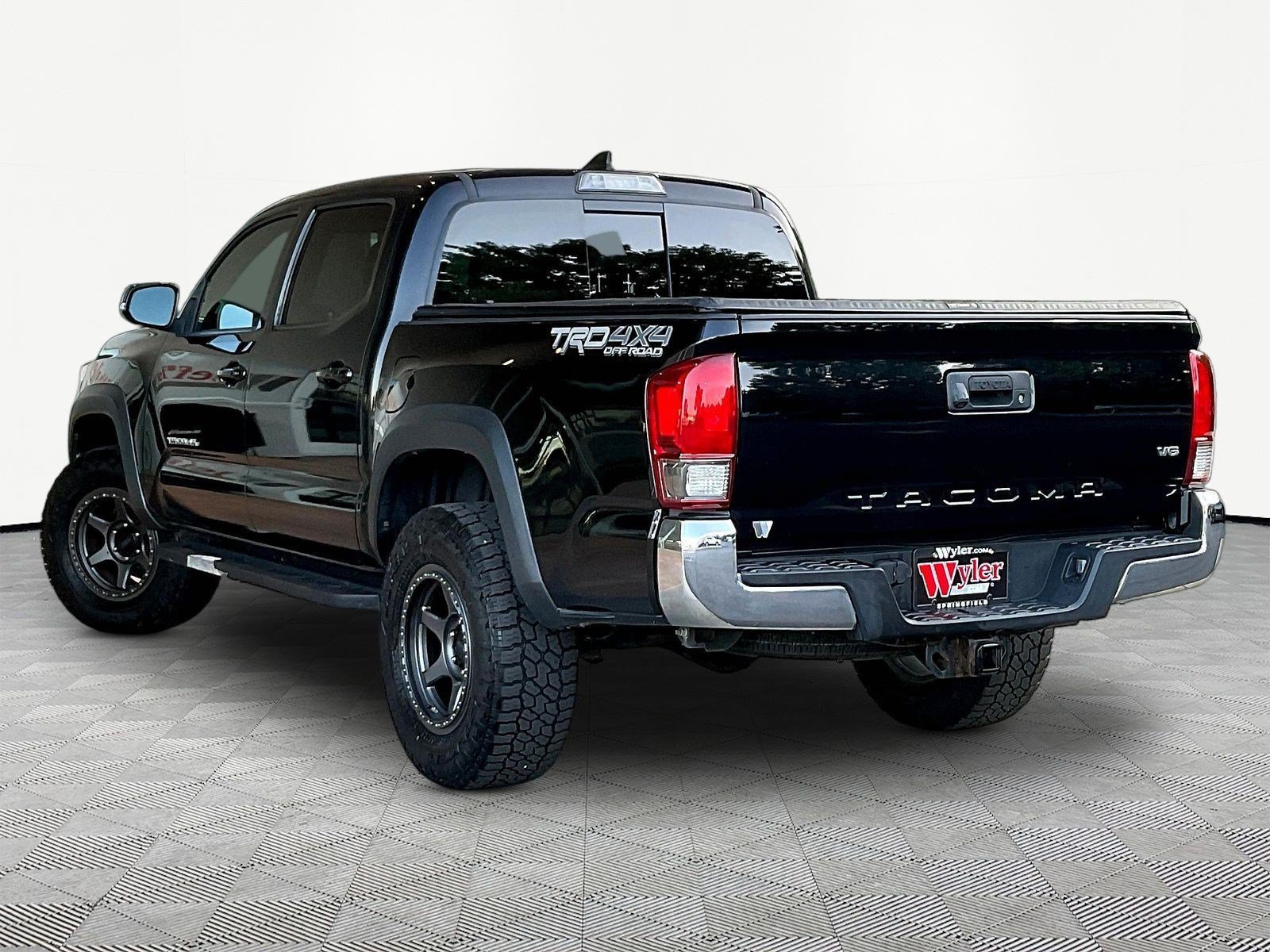 Used 2017 Toyota Tacoma TRD Off-Road w/ Tow Package (A/T) AWD/4WD image 4