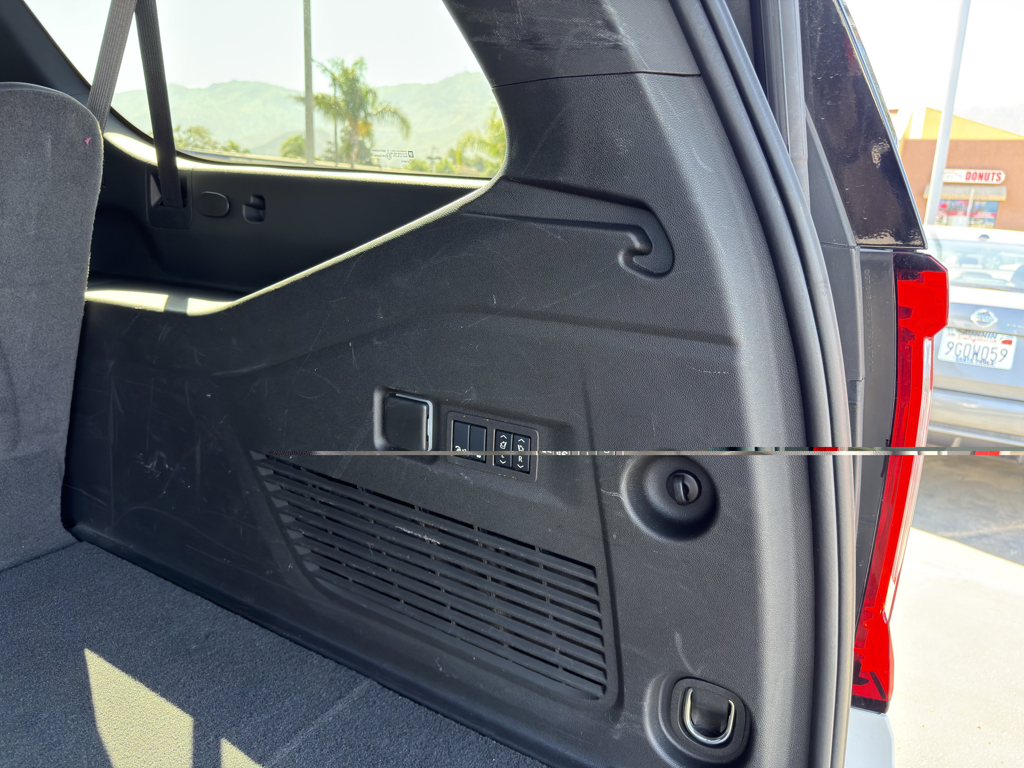 Used 2024 GMC Yukon XL SLT w/ SLT Premium Package RWD image 17