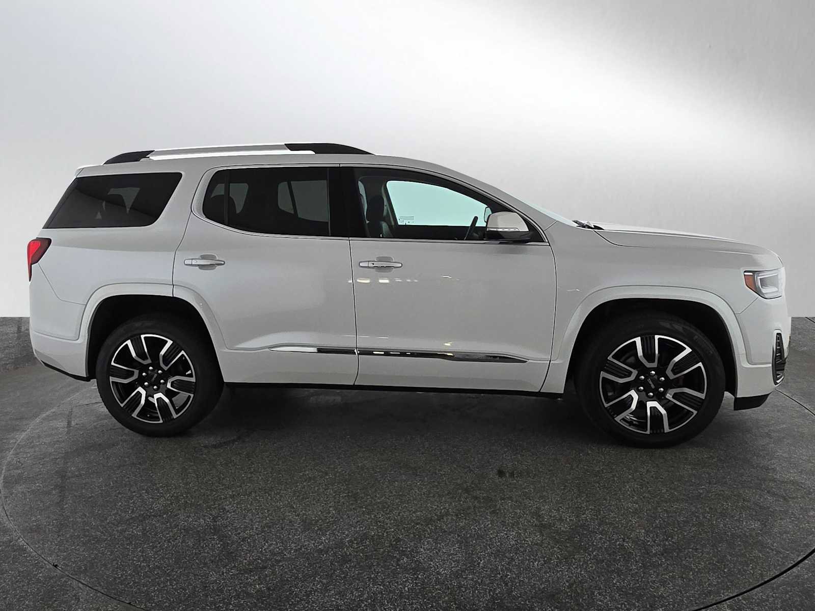 Used 2022 GMC Acadia Denali w/ Denali Ultimate Package image 2