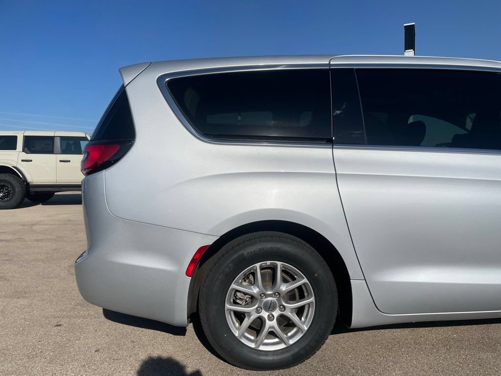 Used 2024 Chrysler Pacifica Touring-L FWD image 38