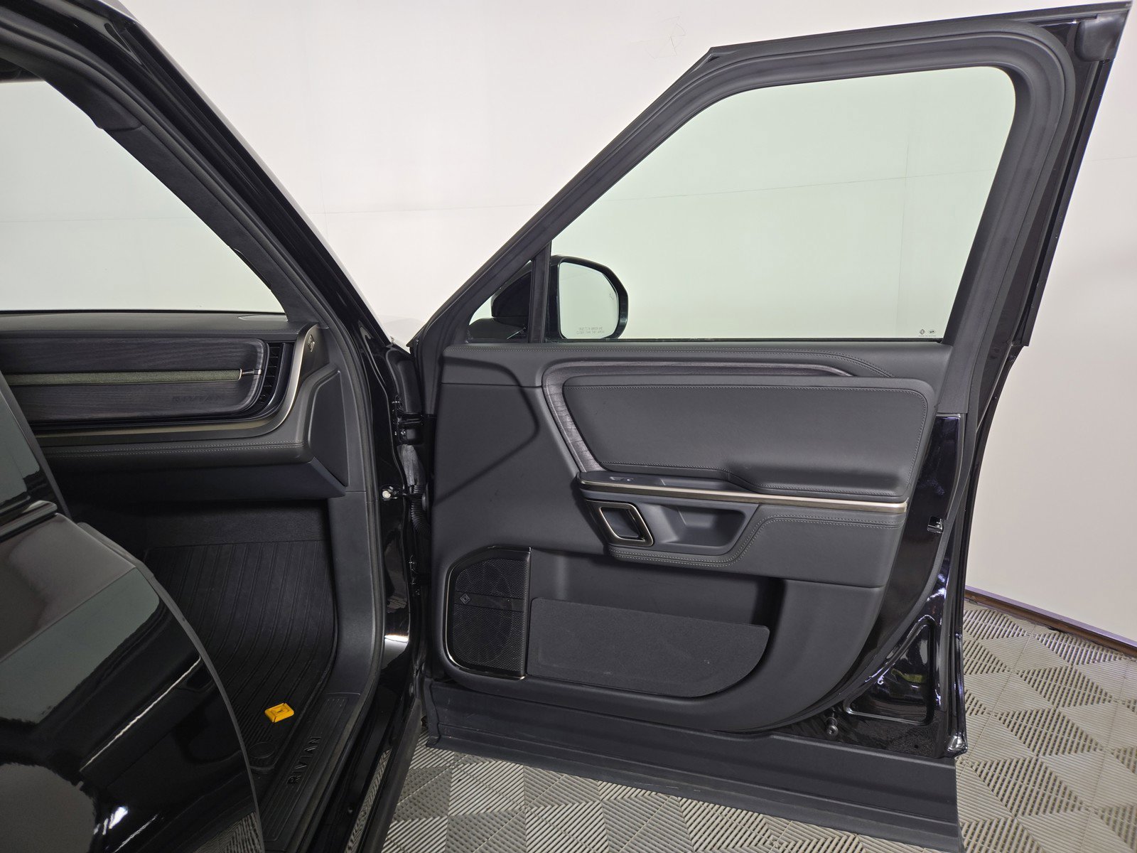 Used 2024 Rivian R1S Adventure image 18