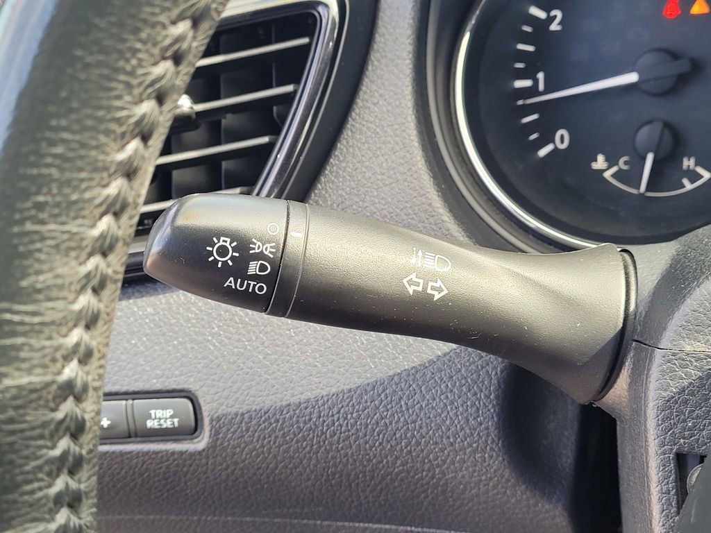 Used 2018 Nissan Rogue SV image 10