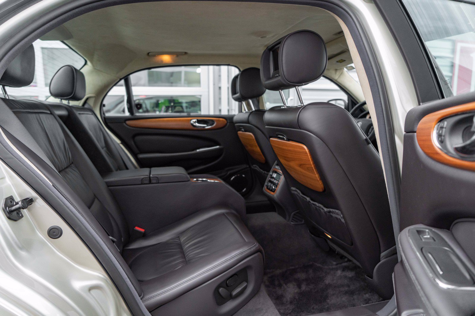 Used 2006 Jaguar XJ Vanden Plas Super V8 Portfolio RWD image 51