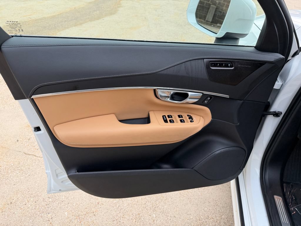 Certified 2025 Volvo XC90 T8 Ultra w/ Protection Package Premier AWD/4WD image 9