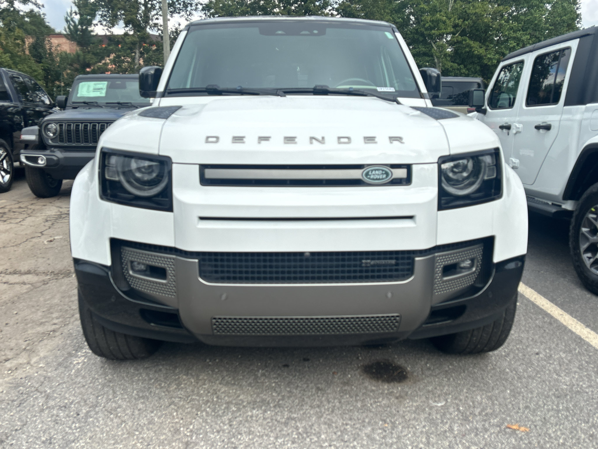 Used 2023 Land Rover Defender 130 X-Dynamic SE AWD/4WD image 2