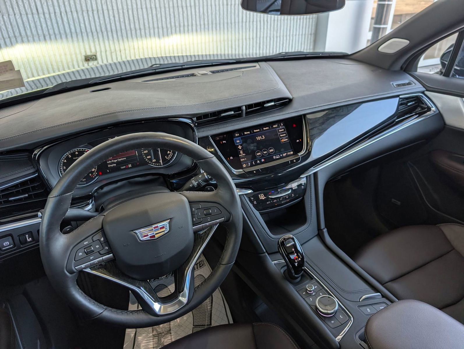 Used 2023 Cadillac XT6 Premium Luxury image 13