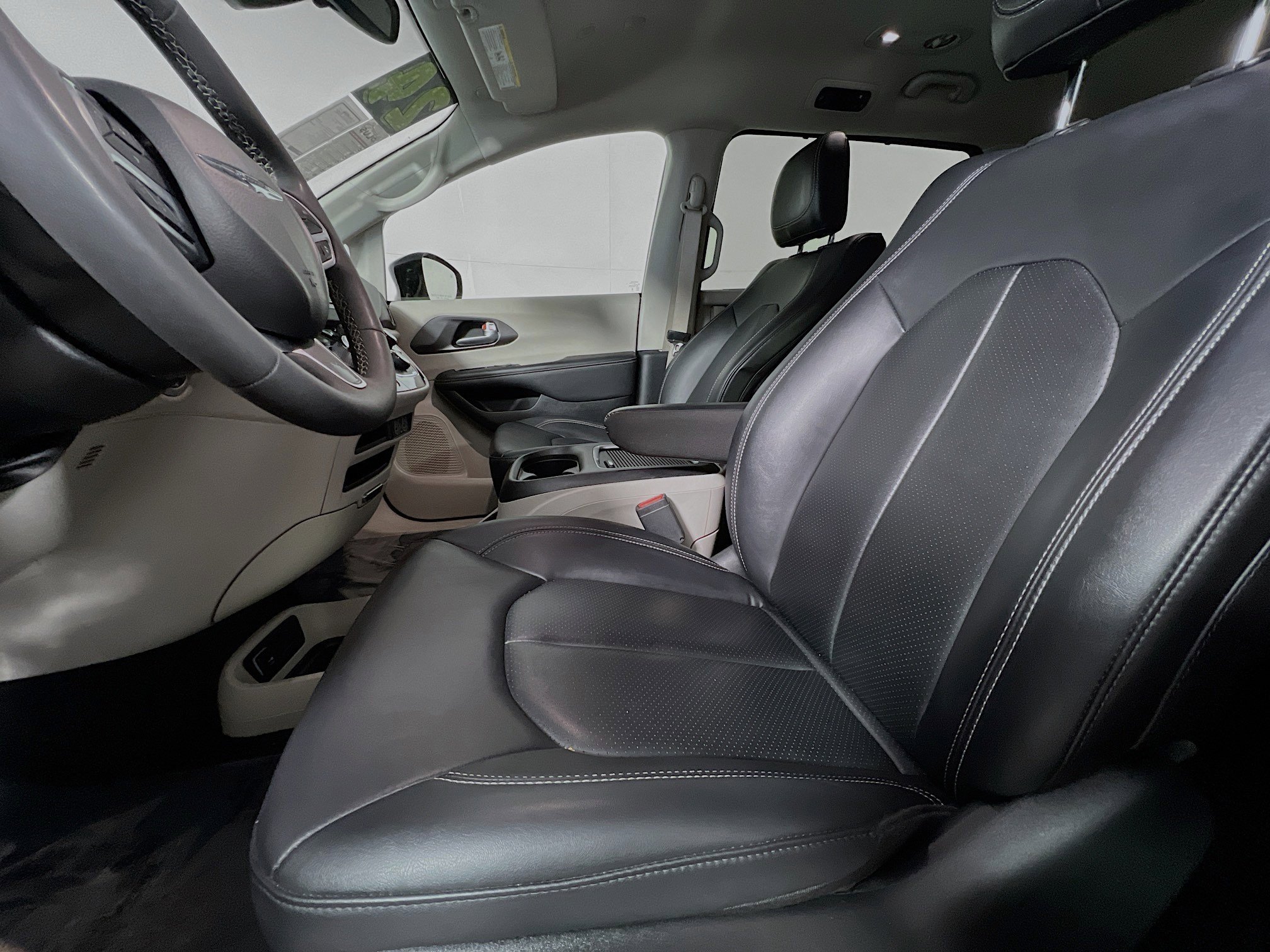 Used 2024 Chrysler Pacifica Touring-L image 15