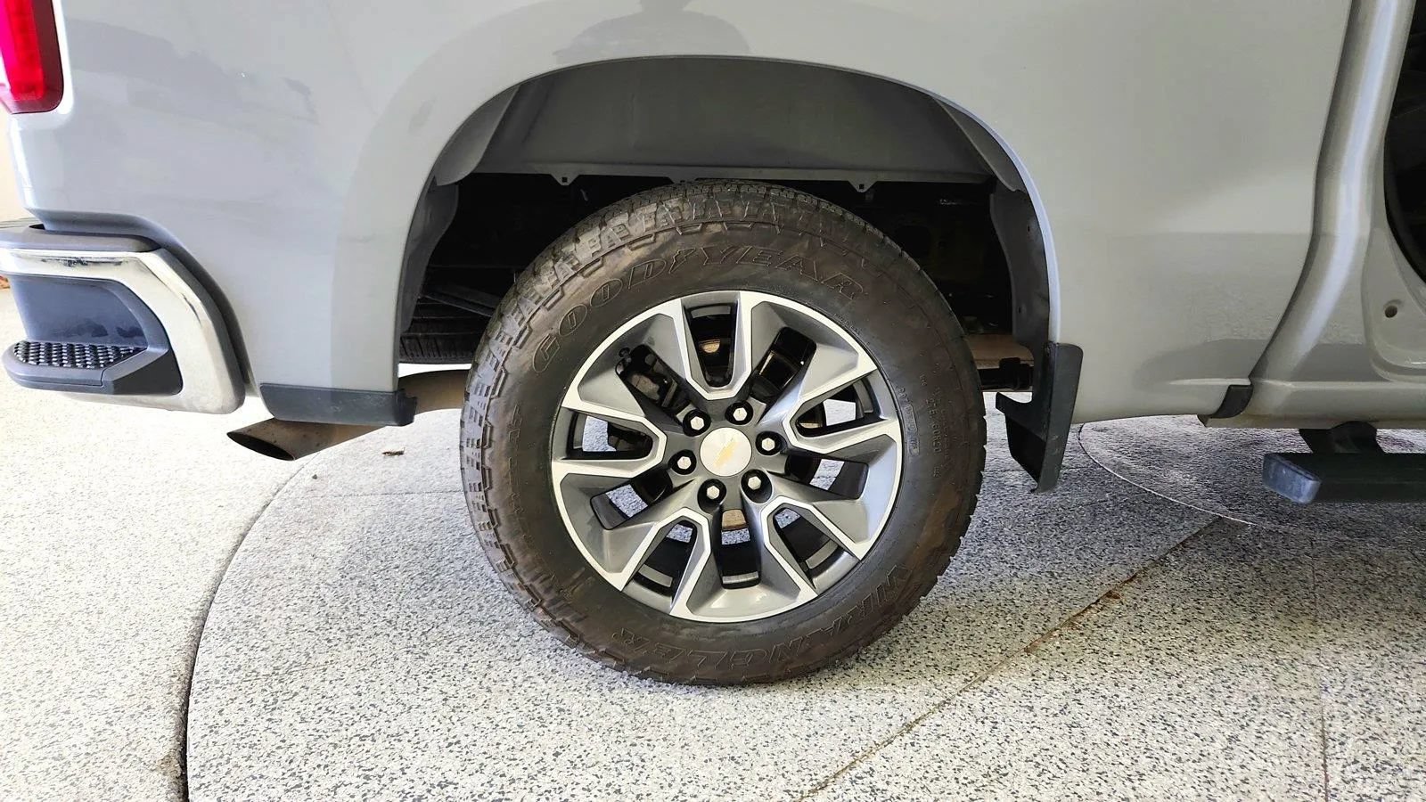 Used 2024 Chevrolet Silverado 1500 LT AWD/4WD image 33